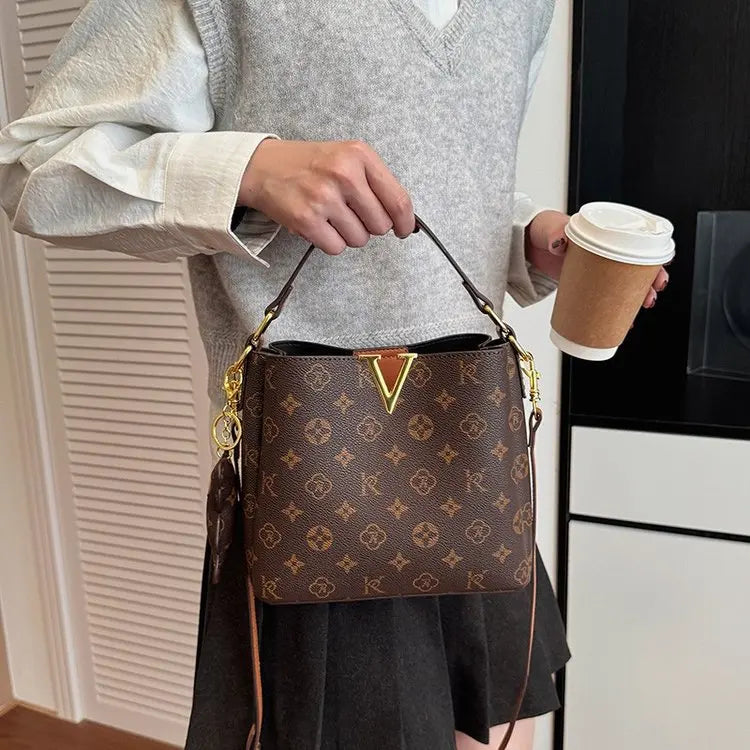 Bucket Bag Women's 2026 New Summer Presbyopia High-end Commuting Shoulder Messenger Bag Handbag Luggage