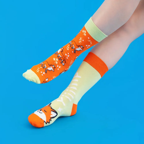 1 Pair of Cartoon Fox Women's Mid-Calf Socks, AB Style Fashion Design, Suitable for All Seasons.
