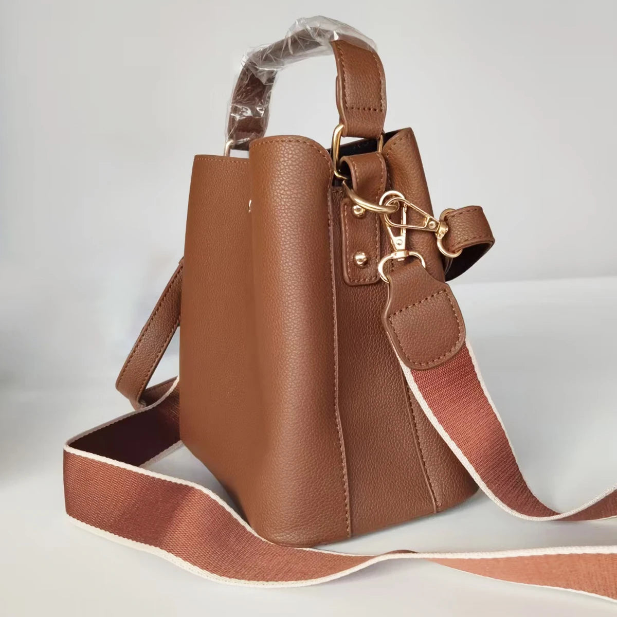 New Women's Handbag Bucket Bag High-end Female Bag Lightweight Crossbody Single Shoulder Bag Twist Lock Small Bucket Bag