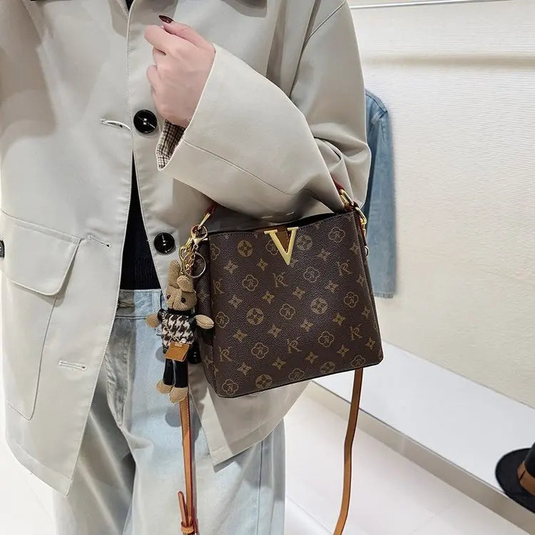 Bucket Bag Women's 2026 New Summer Presbyopia High-end Commuting Shoulder Messenger Bag Handbag Luggage
