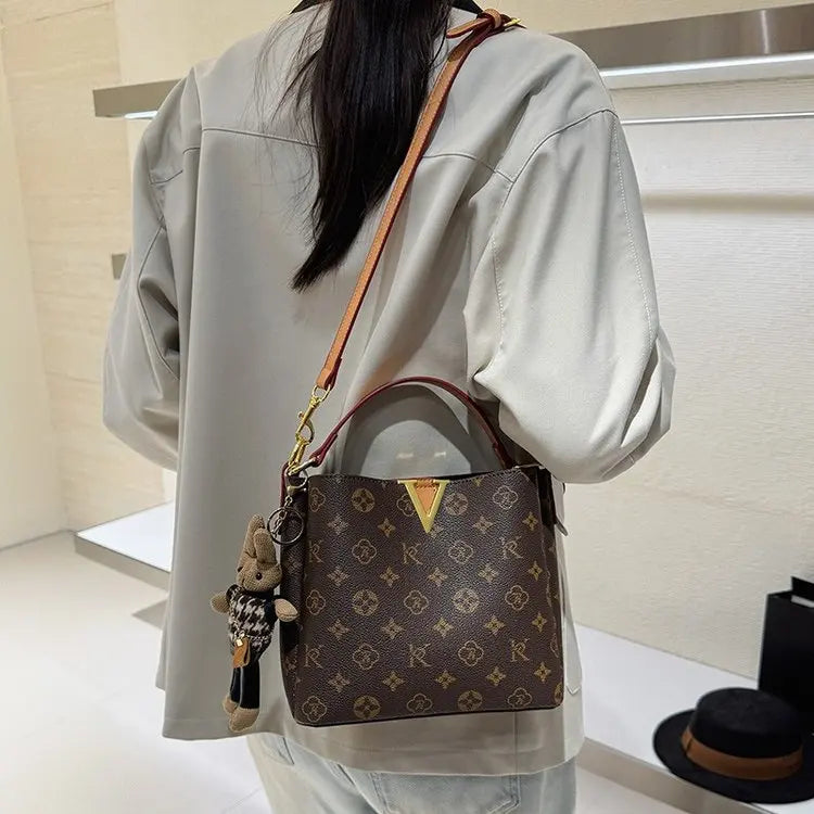 Bucket Bag Women's 2026 New Summer Presbyopia High-end Commuting Shoulder Messenger Bag Handbag Luggage